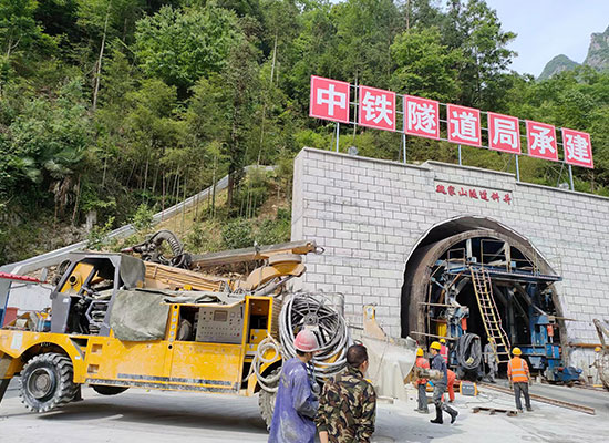 中鐵隧道局混凝土濕噴臺(tái)車施工現(xiàn)場