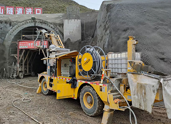 中鐵二局混凝土濕噴臺(tái)車施工現(xiàn)場
