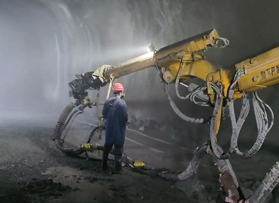大型隧道混凝土濕噴臺(tái)車(chē)施工視頻